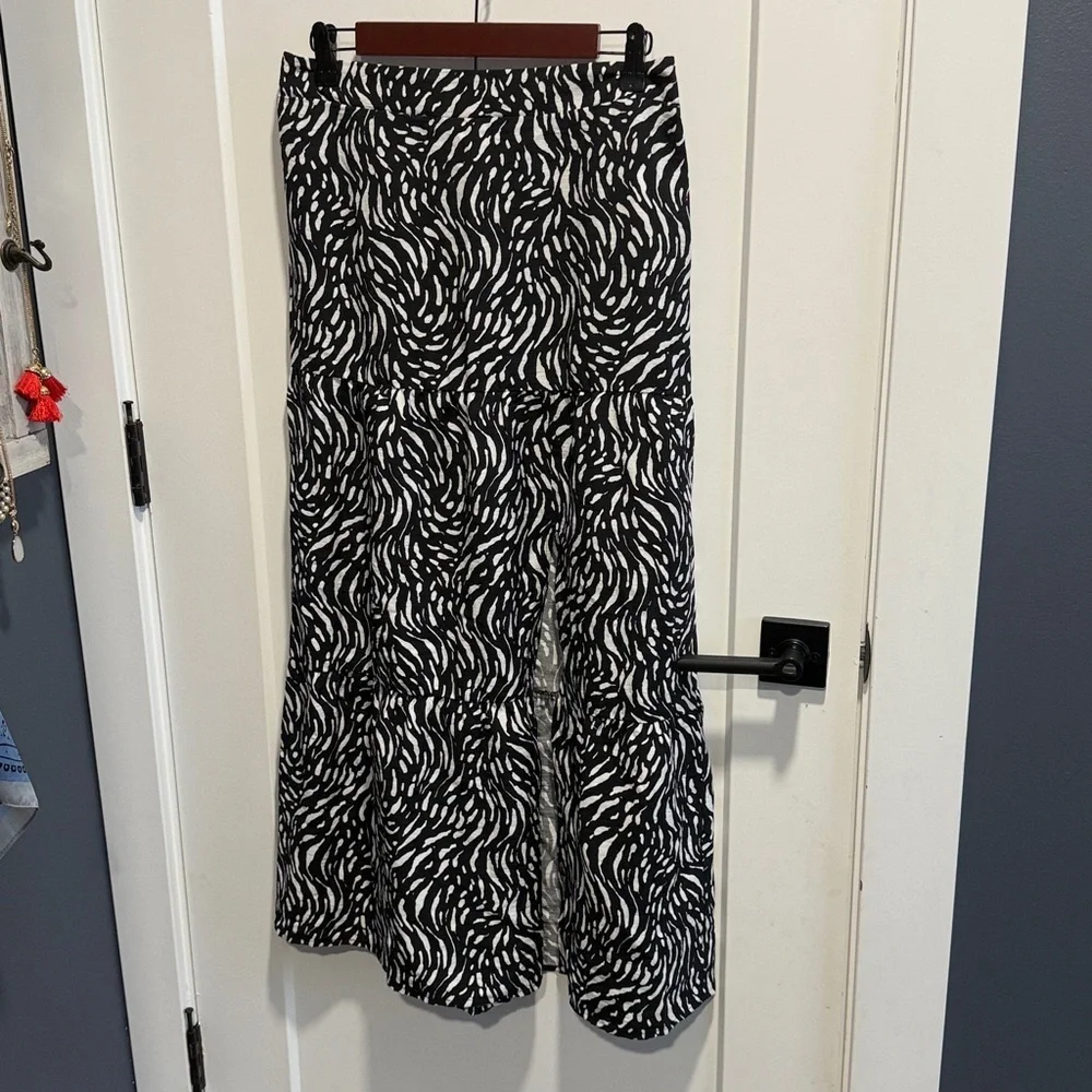 Nine West Set - Midi Skirt with Slit and V Neck Sleeveless Shell Top Medium EUC - Picture 2 of 13
